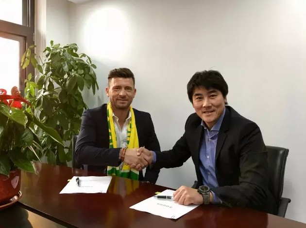 此外西汉姆的摩洛哥籍后卫阿格尔德预计也将缺席本场比赛。